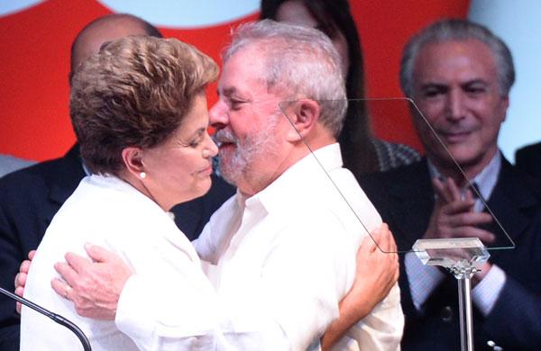 Dilma abra&ccedil;a Lula ap&oacute;s an&uacute;ncio de vit&oacute;ria (Evaristo Sa/ AFP)