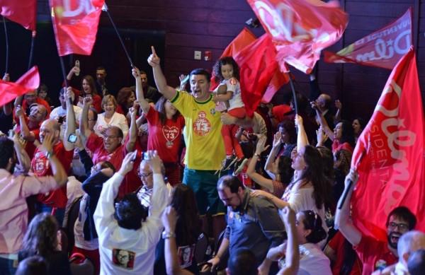 Militantes da campanha da presidente Dilma festejam a reelei&ccedil;&atilde;o em Bras&iacute;lia (France Press)
