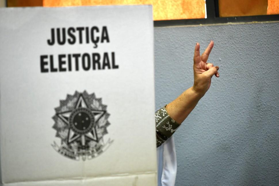Eleitor faz sinal da vit&oacute;ria (Douglas Magno/ AFP)