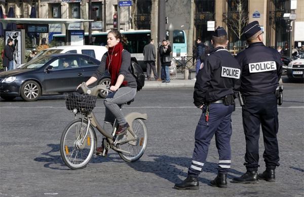 Policiais franceses observam o tr&atilde;nsito na regi&atilde;o central da cidade (France Press)