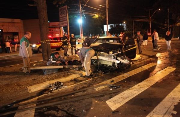 Mercedes de Roberto Salvador Filho, de 32 anos, ap&oacute;s atravessar o sinal vermelho e bater contra a BMW do empres&aacute;rio Giovanni Buzzo (Diego Almeida/8jul2014/AAN)