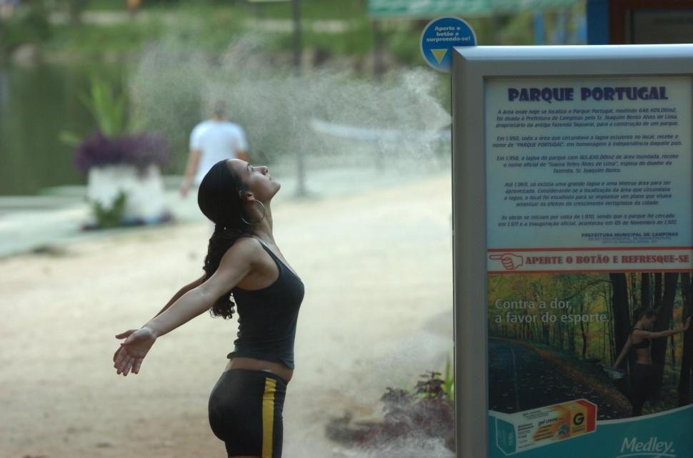 Mulher se refresca em vaporizador que funcionava na Lagoa do Taquaral: Prefeitura estuda parceria para devolver aparelho ao parque ( Cedoc/RAC)