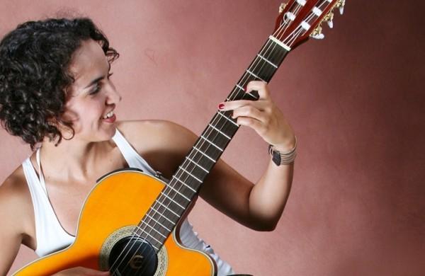 A cantora Martina Marana se apresenta durante a 1&ordf;  Feira Municipal do Livro de Campinas ( Divulgação)