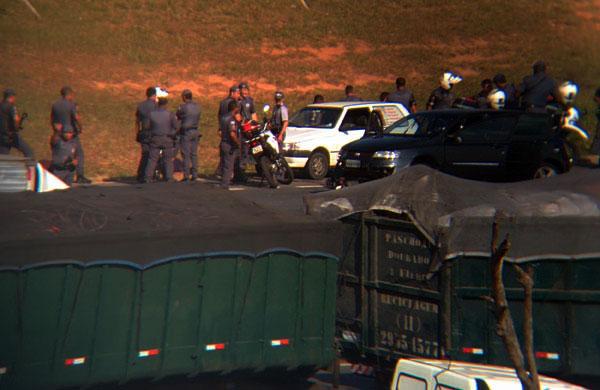 Policiais na D. Pedro abordam carro usado por bandidos em fuga (Rafael Ferreira/Internauta)