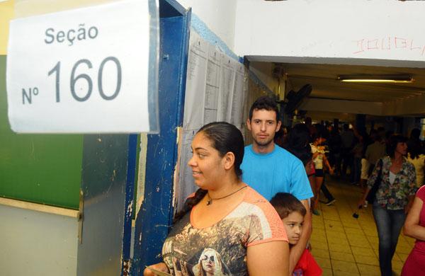 Eleitores de Campinas fazem fila durante elei&ccedil;&atilde;o deste domingo (5) (Cesar Rodrigues/ ANN)