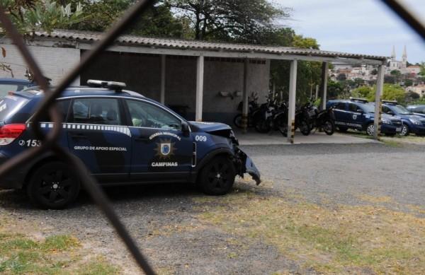 &Ocirc;nibus que seria usado como base m&oacute;vel parado na GM do Taquaral ( Dominique Torquato/ AAN)