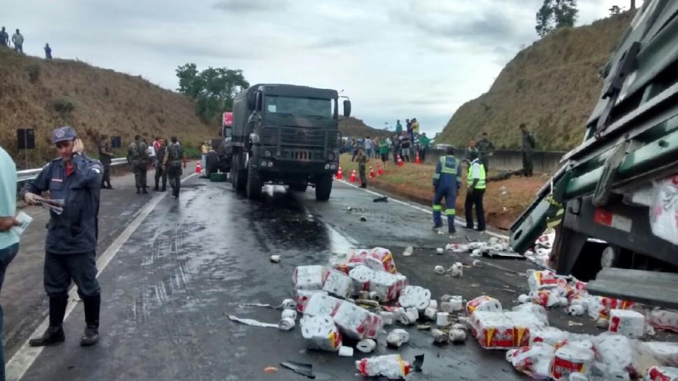 Colis&atilde;o, caminh&atilde;o, Ex&eacute;rcito, mata, militares (Divulgação/Polícia Rodoviária Federal)