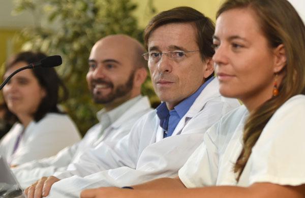 M&eacute;dicos espanh&oacute;is que cuidam de enfermeira com Ebola sorriem ao anunciar que ela n&atilde;o tem mais a doen&ccedil;a  (Gerard Julien/ AFP)