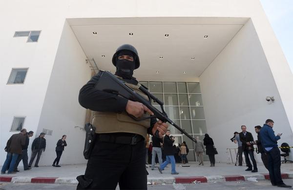 For&ccedil;as de seguran&ccedil;a cercam o museu bardo na Tun&iacute;sia ap&oacute;s ataque terrorista (France Press)