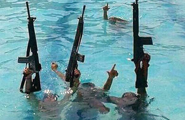 Imagem dos traficantes exibindo fuzis dentro de piscina da da Vila Ol&iacute;mpica F&eacute;lix Mielli Venerando, em Hon&oacute;rio Gurgel, na zona norte do Rio ( Reprodução/ Facebook)
