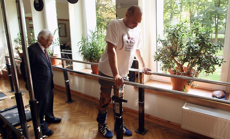 Fidyka consegue caminhar com um andador, ter uma vida normal e at&eacute; mesmo dirigir um autom&oacute;vel (AFP PHOTO / BBC PANORAMA)