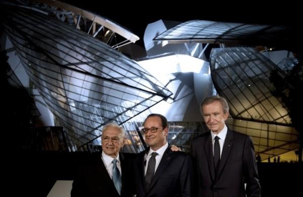 Arquiteto norte-americano Frank Gehry, Bernard Arnault, que comanda o imp&eacute;rio de bens de luxo LVMH, eo presidente franc&ecirc;s, Fran&ccedil;ois Hollande, na frente do museu de arte Louis Vuitton (France Press)