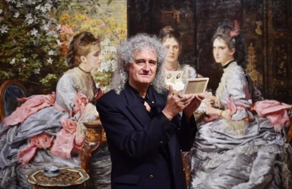 Brian May posa em frente a uma das pinturas que inspiraram sua cole&ccedil;&atilde;o de cartas estereosc&oacute;picas, em exposi&ccedil;&atilde;o no Tate de Londres (France Press)