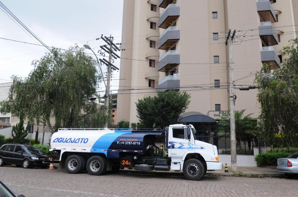 Crise, abastecimento, &aacute;gua, atinge, regi&atilde;o Central, caminh&atilde;o-pipa, abastece, pr&eacute;dio, Rua Jos&eacute; Paulino ( Dominique Torquato/ AAN)