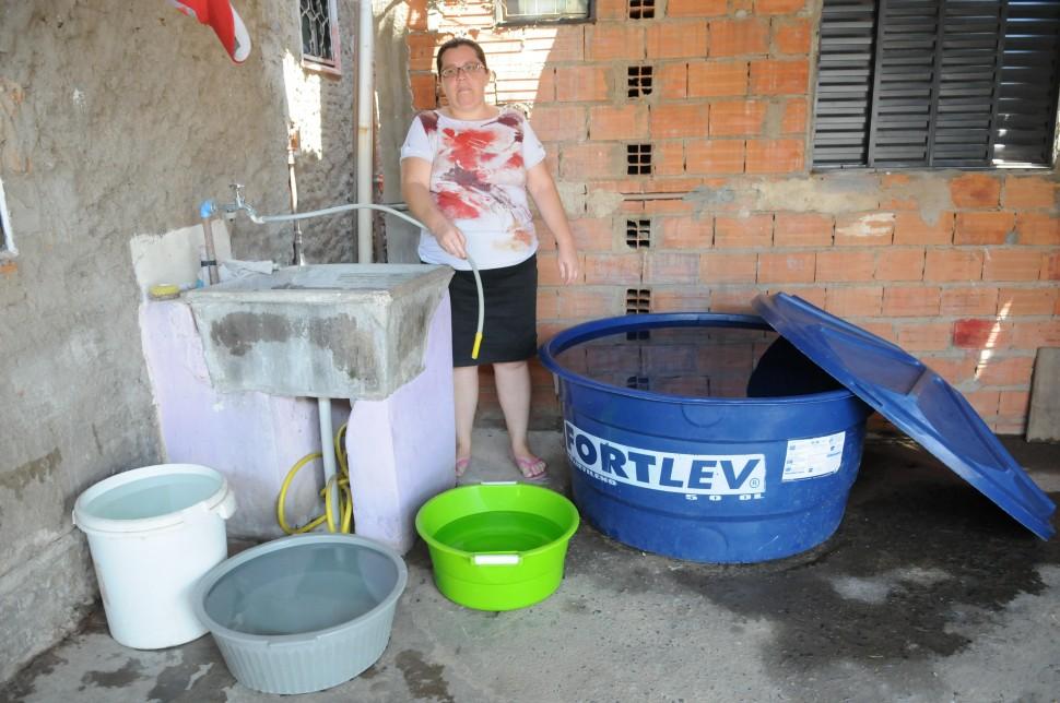Moradores sofrem com a falta de abastecimento ( Edu Fortes/ AAN)