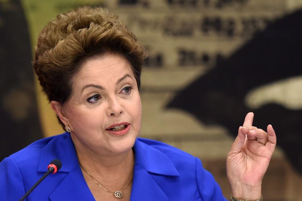 A presidente Dilma Rousseff avalia impactos das den&uacute;ncias de Costa e Youssef  (Evaristo Sa/ AFP)