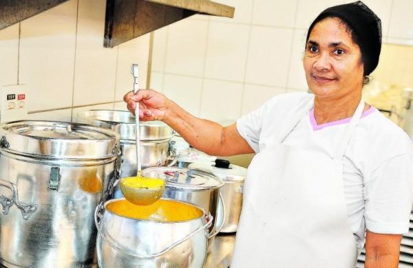 Legumes doados s&atilde;o utilizados no preparo das sopas no Lar dos Velhinhos ( Antonio Trivelin/ Gazeta de Piracicaba )