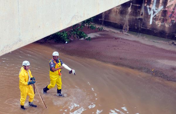 Os bombeiros explicaram que o trabalho de busca &eacute; minucioso e precisa ser feito lentamente, j&aacute; que pistas podem ser encontradas ao longo do trecho ( Carlos Sousa Ramos)