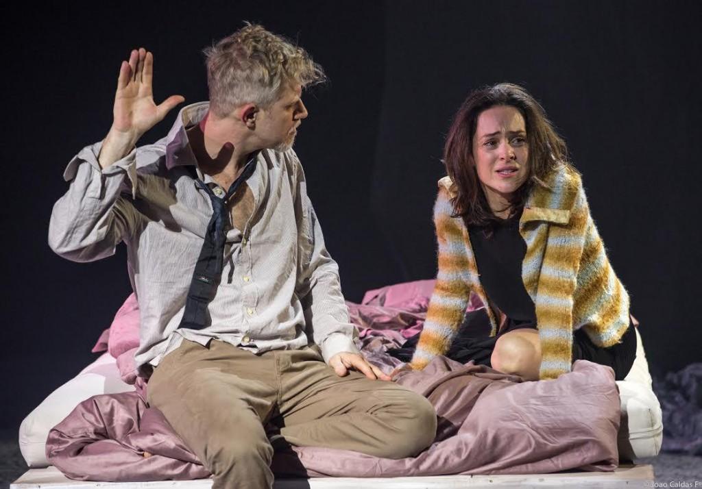 Gabriela Duarte em cena de 'Atrav&eacute;s de Um Espelho': temporada desta sexta a domingo no Teatro Brasil Kirin ( Divulgação)