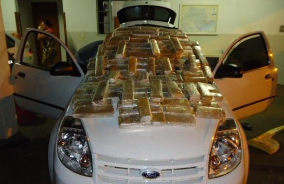 Entorpecente estava escondido nas laterais das portas, no encosto do banco traseiro e no painel do ve&iacute;culo (Polícia Militar Rodoviária)