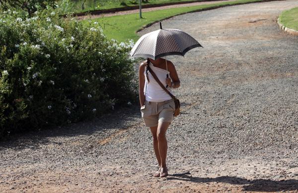 Mulher se protege do sol em Campinas ( Rodrigo Zanotto/Especial para AAN)