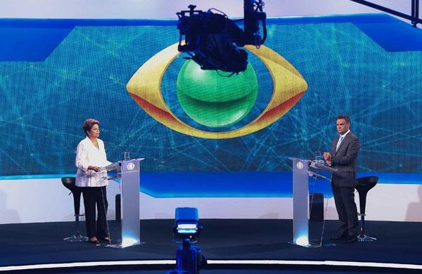 Os candidatos, frente a frente, durante o primeiro debate dos presidenci&aacute;veis que v&atilde;o ao segundo turno ( Reprodução)