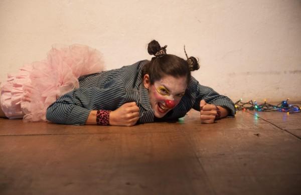 A atriz Naomi Silman em cena da pe&ccedil;a 'O N&atilde;o Lugar de &Aacute;gada Tchainik', do Lume (Divulgação/Arthur Amaral)