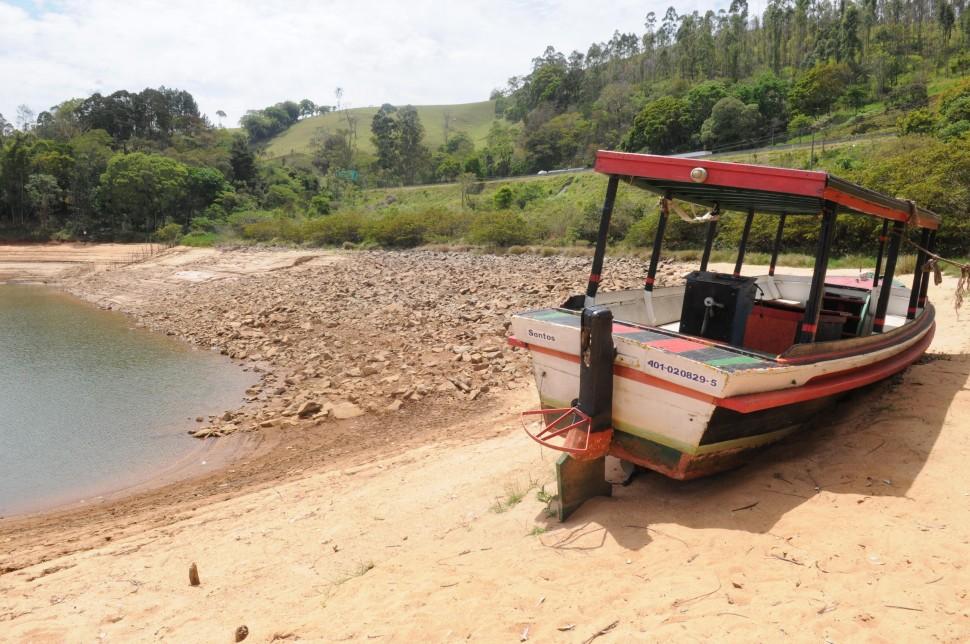 Seca, Sistema Cantareira, Nazar&eacute; Paulista, Represa Atibaia, barco, encalhado ( Dominique Torquato/ AAN)