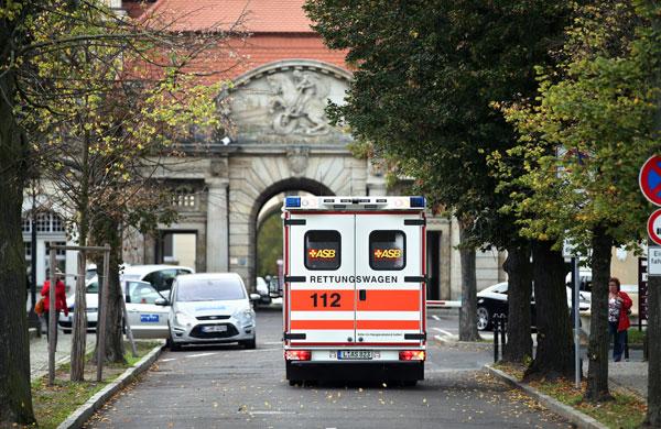 Ambul&acirc;ncia na cl&iacute;nica S&atilde;o Jorge, em Leipzig, onde funcion&aacute;rio da ONU com ebola morreu na noite desta segunda-feira (14) JAN WOITAS (Jan Woitas/ AFP)