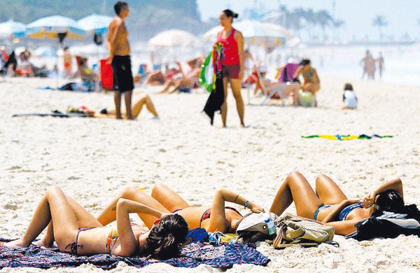Banhistas aproveitam o forte calor na badalada Praia de Ipanema, Zona Sul do Rio de Janeiro (Ellan Lustosa/ AE)
