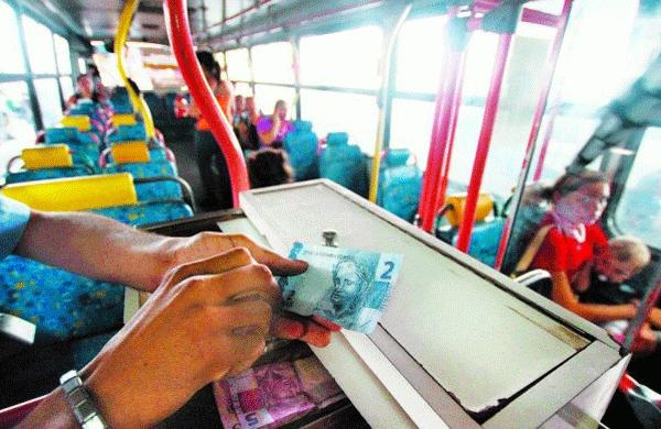 Cobrador conta dinheiro: a partir do dia 1&ordm;, ser&aacute; aceito apenas o bilhete eletr&ocirc;nico ( Janaína Ribeiro/ Especial a AAN )