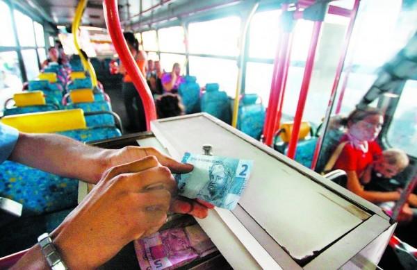 Cobrador guarda notas em caixa de ônibus urbano de Campinas: Prefeitura negocia proposta para eliminar cobrança em dinheiro nas catracas (Janaína Maciel/Especial para a AAN)