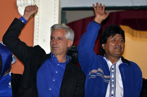 Evo Morales (esq.) comemora desempenho nas elei&ccedil;&otilde;es bolivianasr
 (Cris Bouroncle/ AFP)