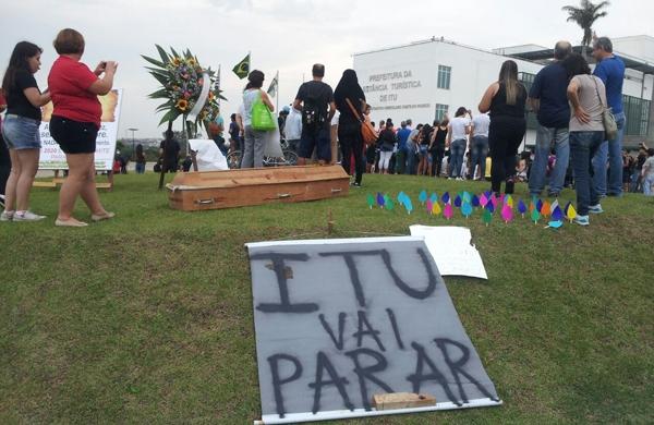 agua, itu, protesto, prefeitura, manifestantes (Luciana Félix/AAN )