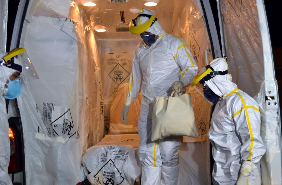 Suspeito de ebola, Souleymane Bah, 47, chega ao Rio, onde ficar&aacute; internado no Instituto Nacional de Infectologia Evandro Chagas (Luiz Carlos Cruz/ AFP)