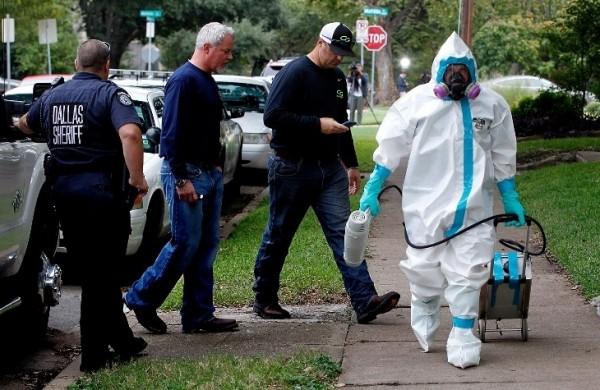 Agentes de sa&uacute;de descontaminam a casa do primeiro paciente infectado com o v&iacute;rus Ebola nos Estados Unidos (France Press)