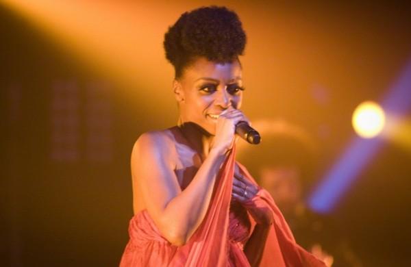 Aos 42 anos, m&atilde;e de dois filhos, Shirley Klaris Yonavieve Edwards, a Skye, topou h&aacute; 4 anos voltar &agrave; banda da qual tinha sido demitida em 2003 ( Divulgação)
