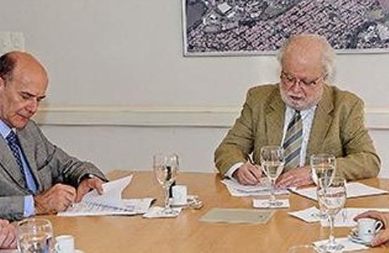 Tadeu Jorge (&agrave; dir.) e Luiz K&uuml;ster formalizam acordo fechado entre Viracopos e a Unicamp  ( Divulgação)