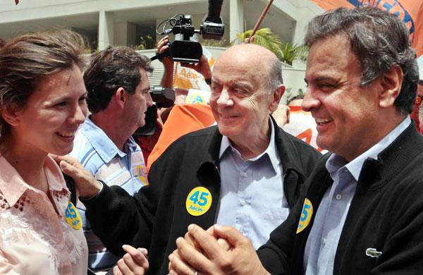 A&eacute;cio Neves em campanha na capital paulista nesta ter&ccedil;a-feira (7), ao lado do senador eleito Jos&eacute; Serra (PSDB) ( Divulgação/ PSDB)