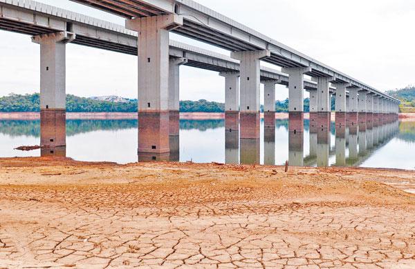 Represa do Cantareira sob ponte na regi&atilde;o de Nazar&eacute; Paulista: conjunto de reservat&oacute;rios chegou a apenas 5,6% da capacidade e MP v&ecirc; risco &agrave;s bacias com retirada de 2&ordm; volume morto ( Dominique Torquato/ AAN)