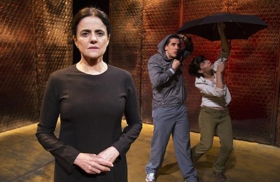 Marieta Severo se equilibra com eleg&acirc;ncia na pe&ccedil;a 'Inc&ecirc;ndios' ( Divulgação)