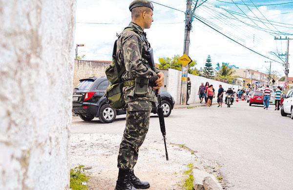 Soldado da tropa federal atua na seguran&ccedil;a em Bigua&ccedil;u, na Grande Florian&oacute;polis, durante vota&ccedil;&atilde;o do 1&ordm; turno (Jerônimo do Carmo/ AE)