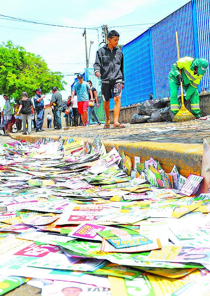 Vereador tem trabalho em rua forrada por santinhos em Paul&iacute;nia  ( César Rodrigues/ AAN)