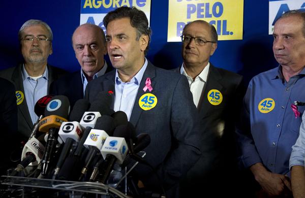 Nesta segunda-feira (6), o candidato reuniu-se com membros do seu partido (France Press)