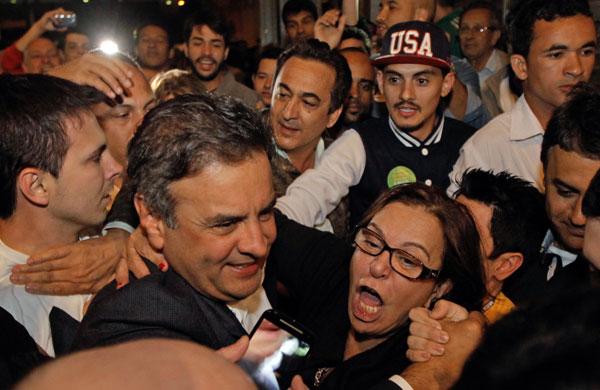 Entre os brasileiros no exterior, A&eacute;cio venceria no 1&ordm; turno e iria ao 2&ordm; com Marina  (Lincon Zarbietti/ AFP)
