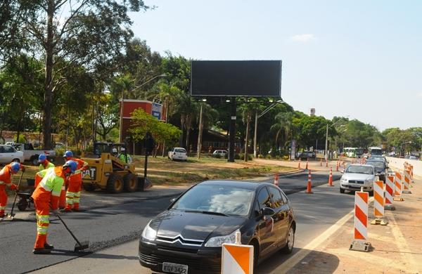 trevo, pista bloqueada, acesso, drenagem, viaduto de bar&atilde;o geraldo, obras, obra ( César Rodrigues/AAN)