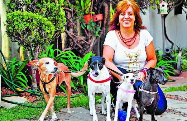 D&eacute;bora Merici com Borboleta, Minuri, Tuquinha e Benedita ( Antonio Trivelin/ Gazeta de Piracicaba )