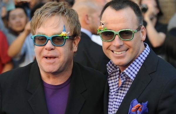 Elton John e seu companheiro David Furnish (France Press)