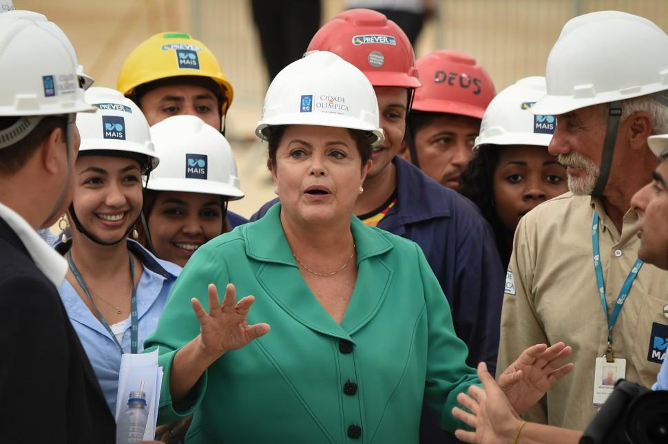 Dilma visita obras das Olimp&iacute;adas de 2016, no Rio r
 (Vanderlei Almeida/AFP)
