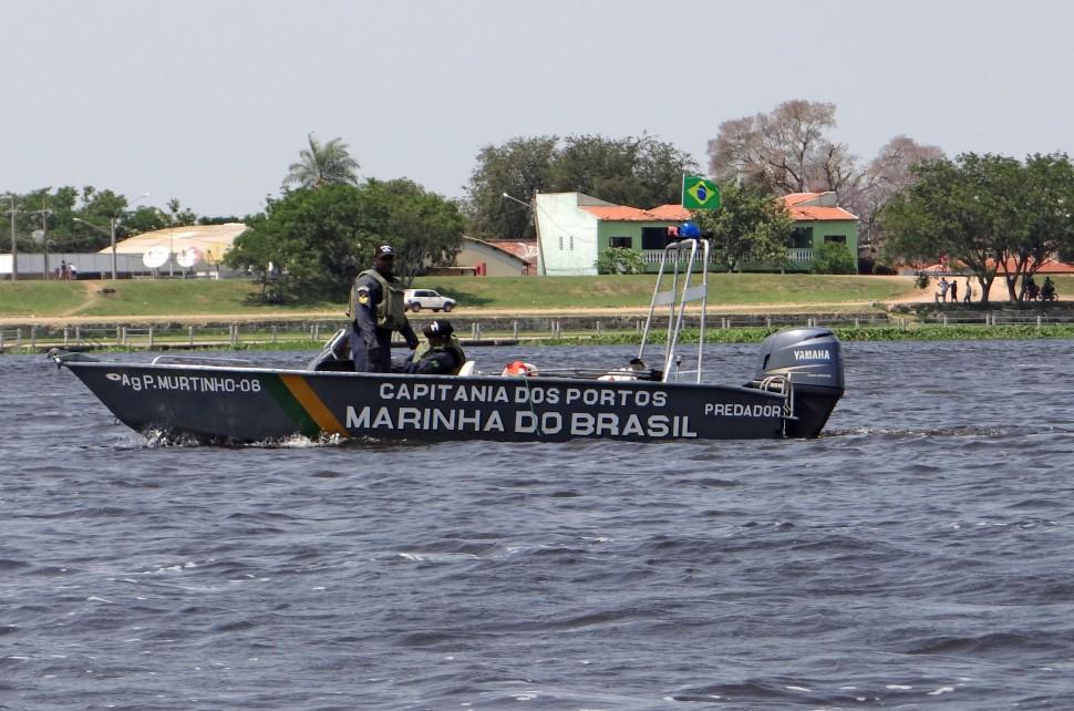 O Corpo de Bombeiros e a Marinha retomaram, no in&iacute;cio da manh&atilde; desta sexta (26), as buscas &agrave;s 11 pessoas desaparecidas no naufr&aacute;gio de um barco-hotel, no Rio Paraguai, no Pantanal de Mato Grosso do Sul (Jota Ricio/ AFP)